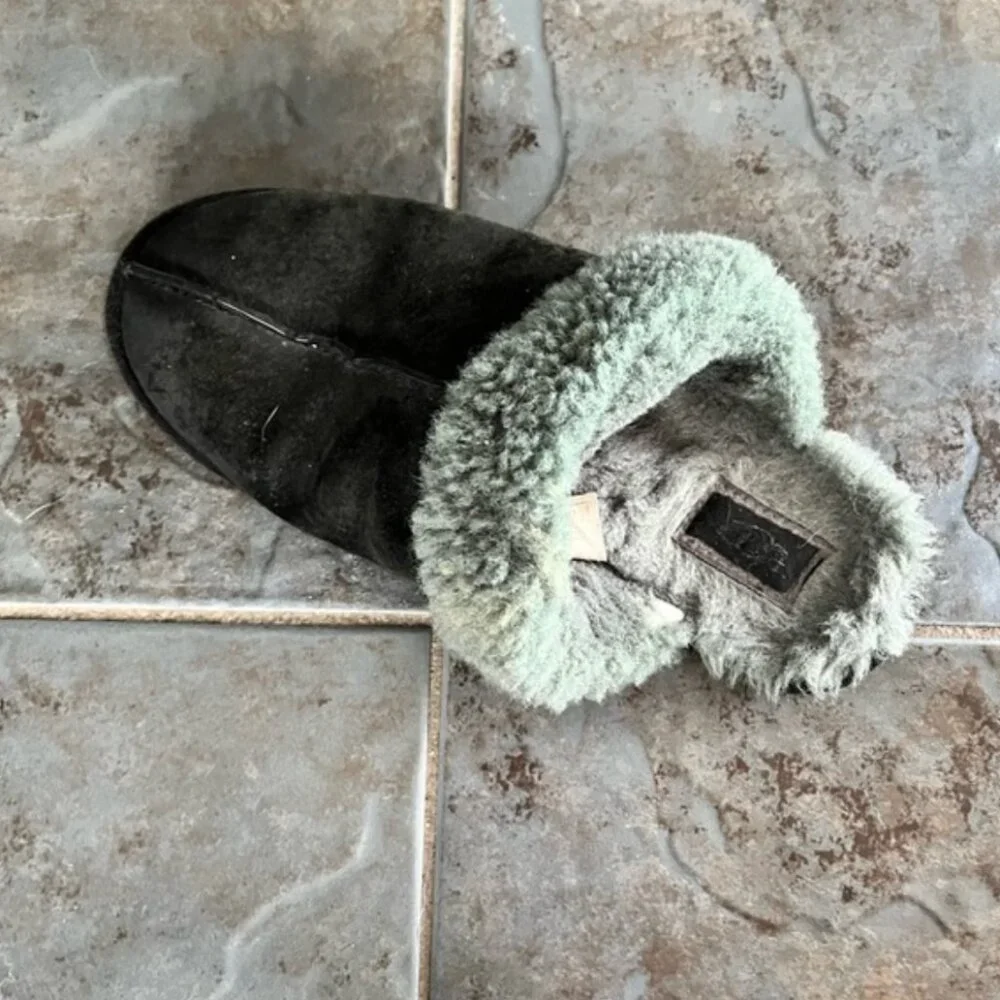 UGG Men Black Scuff Leather Slipper - Picture 2 of 4